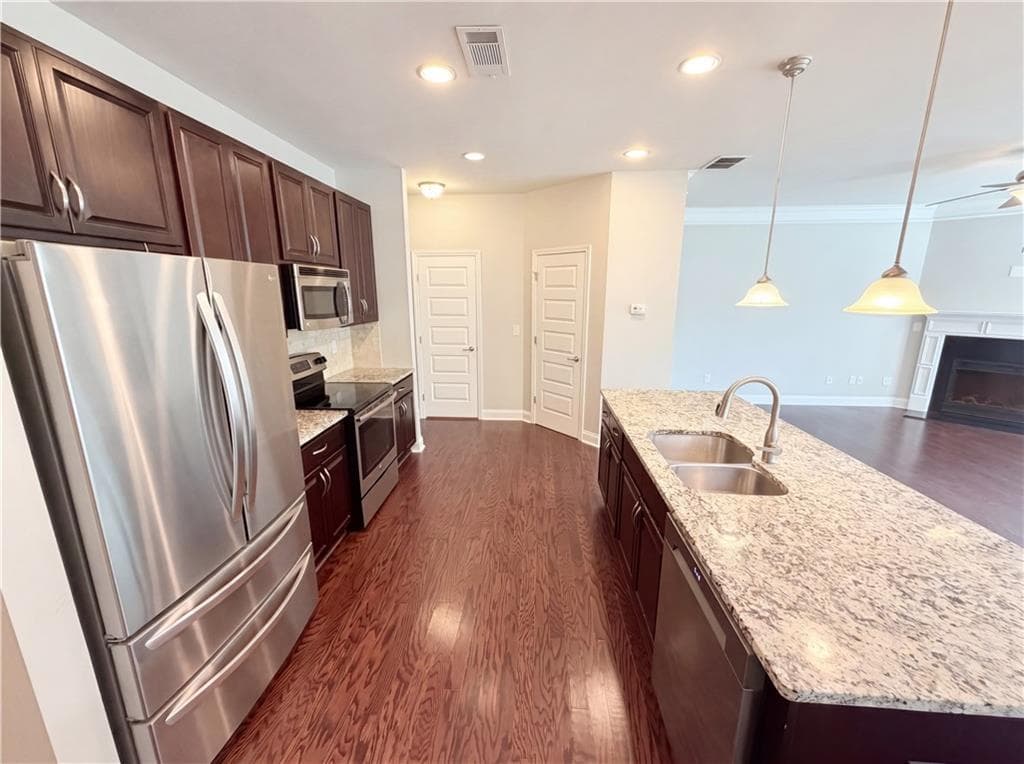 3 bedroom, 3 bathroom, 1,994 sq ft townhouse under contract at 10555 Naramore Lane, Alpharetta, GA 30022 — photo 2