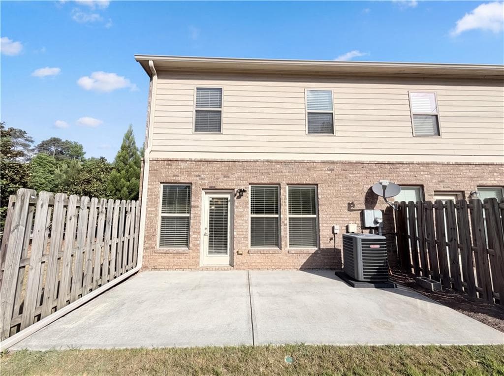 3 bedroom, 3 bathroom, 1,994 sq ft townhouse under contract at 10555 Naramore Lane, Alpharetta, GA 30022 — photo 5