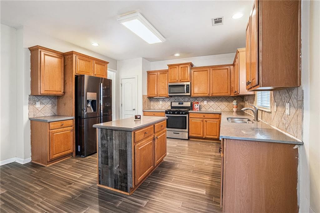 7 bedroom, 4 bathroom, 4,275 sq ft single family residence under contract at 3745 PARK HILL Circle, Loganville, GA 30052 — photo 6