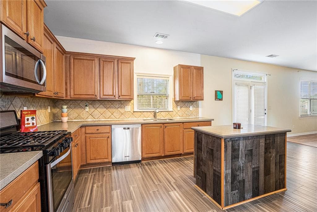 7 bedroom, 4 bathroom, 4,275 sq ft single family residence under contract at 3745 PARK HILL Circle, Loganville, GA 30052 — photo 7