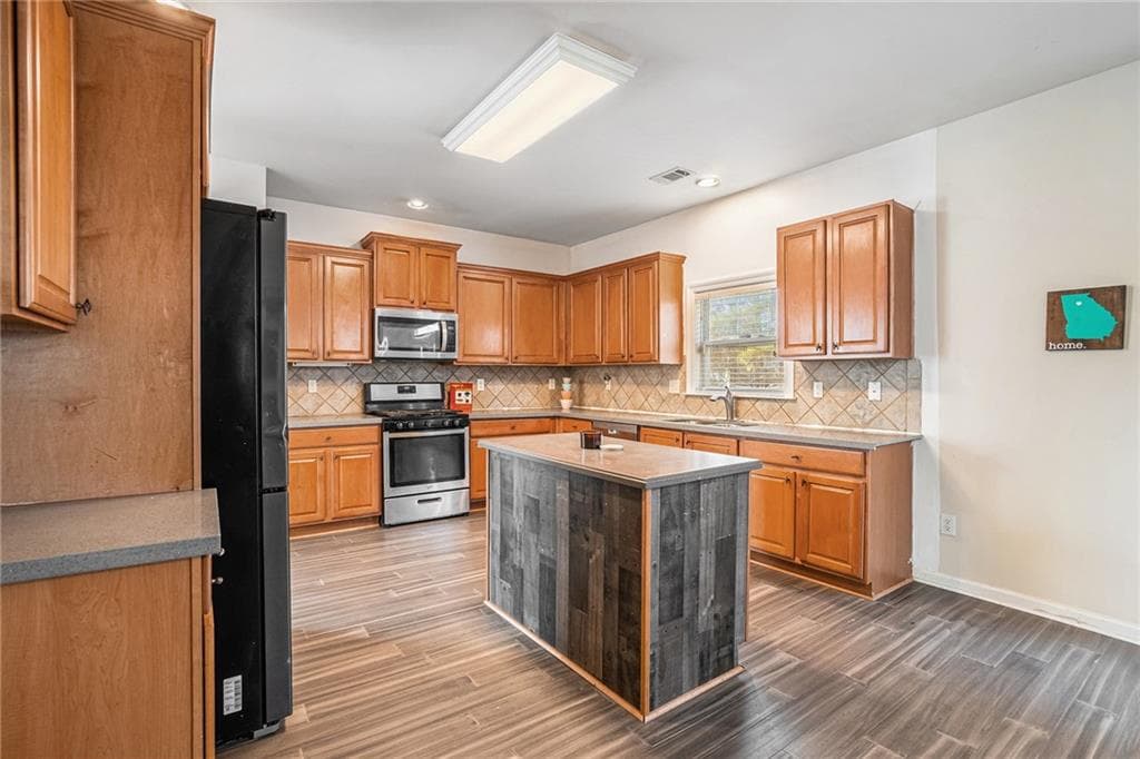 7 bedroom, 4 bathroom, 4,275 sq ft single family residence under contract at 3745 PARK HILL Circle, Loganville, GA 30052 — photo 8