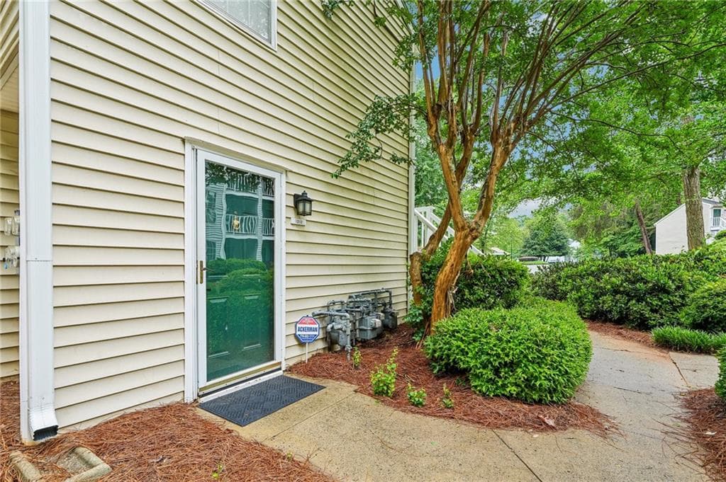 1 bedroom, 1 bathroom, 936 sq ft condominium for sale at 1212 Glenleaf Drive, Peachtree Corners, GA 30092 — photo 2