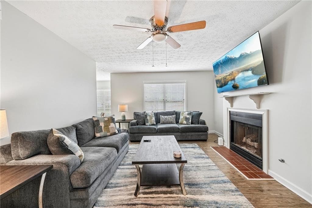 1 bedroom, 1 bathroom, 936 sq ft condominium for sale at 1212 Glenleaf Drive, Peachtree Corners, GA 30092 — photo 4