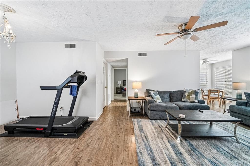 1 bedroom, 1 bathroom, 936 sq ft condominium for sale at 1212 Glenleaf Drive, Peachtree Corners, GA 30092 — photo 6