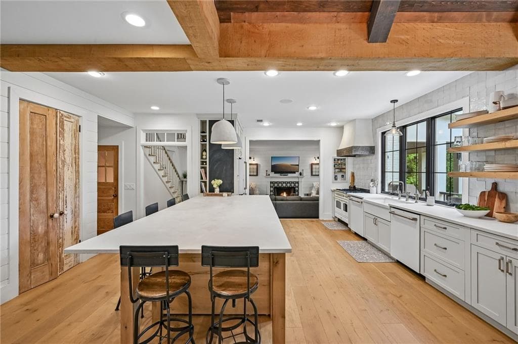7 bedroom, 5 bathroom, 7,250 sq ft single family residence under contract at 305 Broadmeadow Cove, Roswell, GA 30075 — photo 10