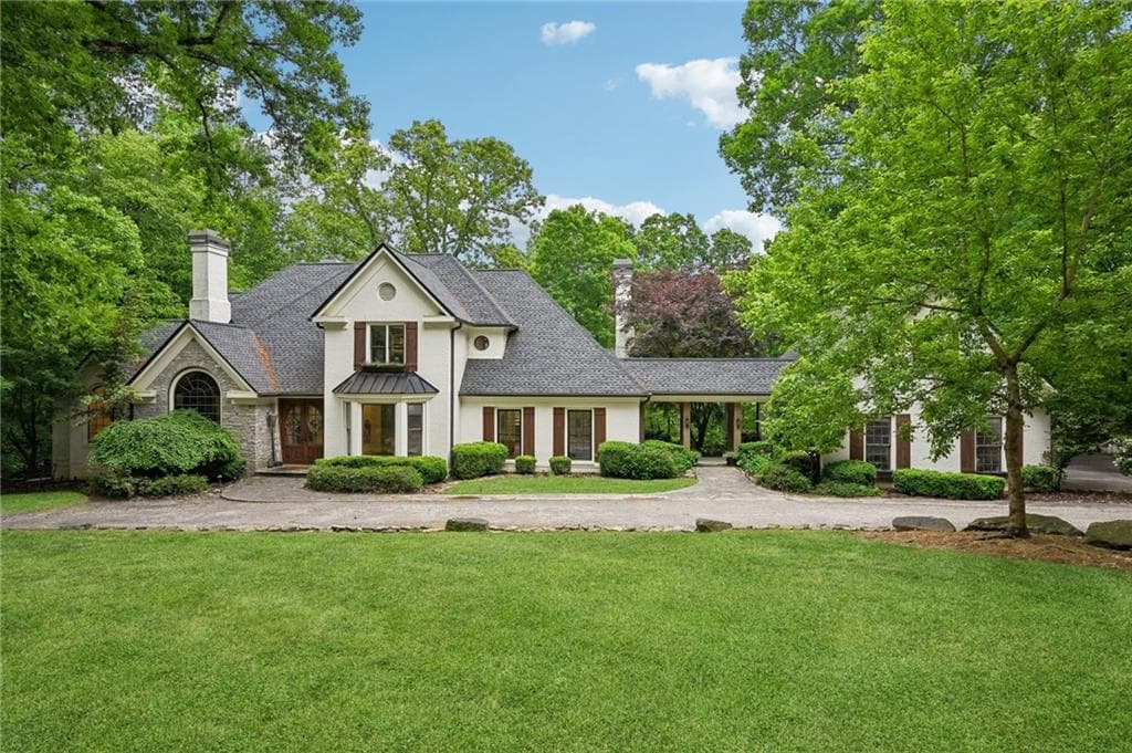 7 bedroom, 5 bathroom, 7,250 sq ft single family residence under contract at 305 Broadmeadow Cove, Roswell, GA 30075 — photo 2