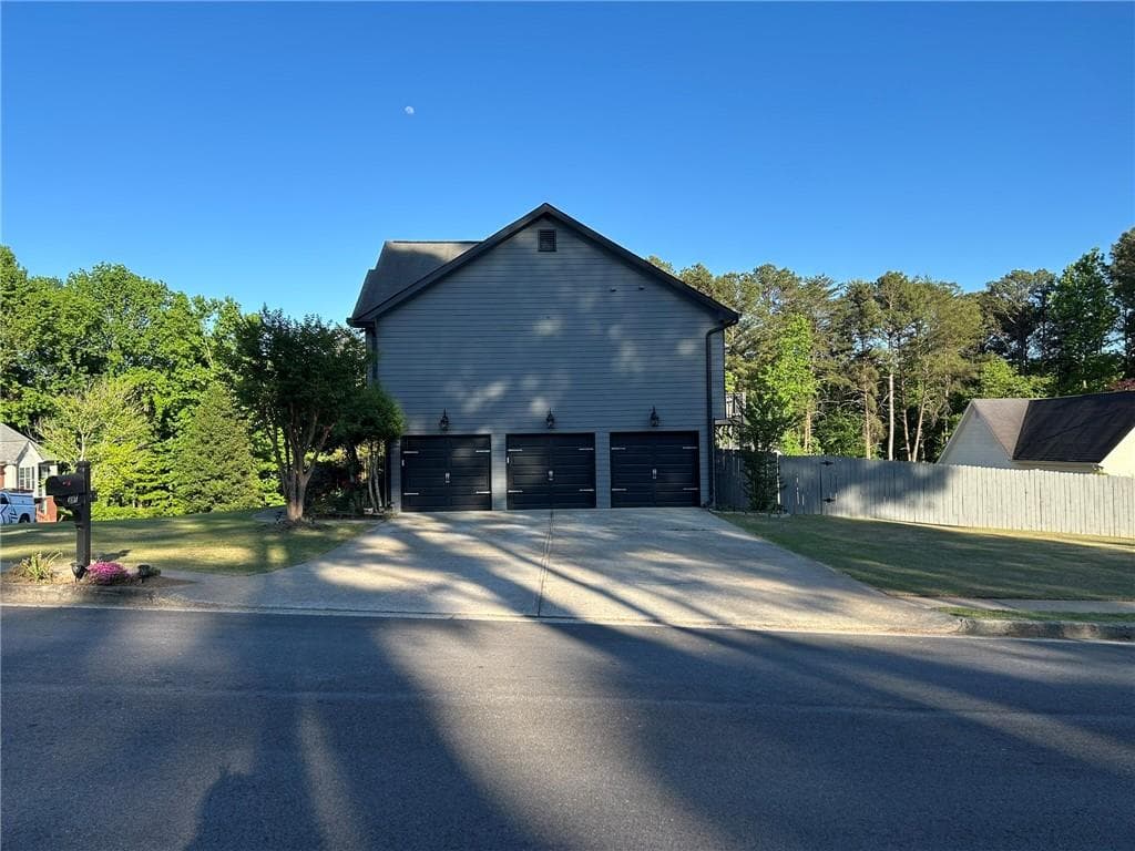 5 bedroom, 3 bathroom, 2,349 sq ft single family residence under contract at 4197 Wyndham Ridge Court, Buford, GA 30519 — photo 4