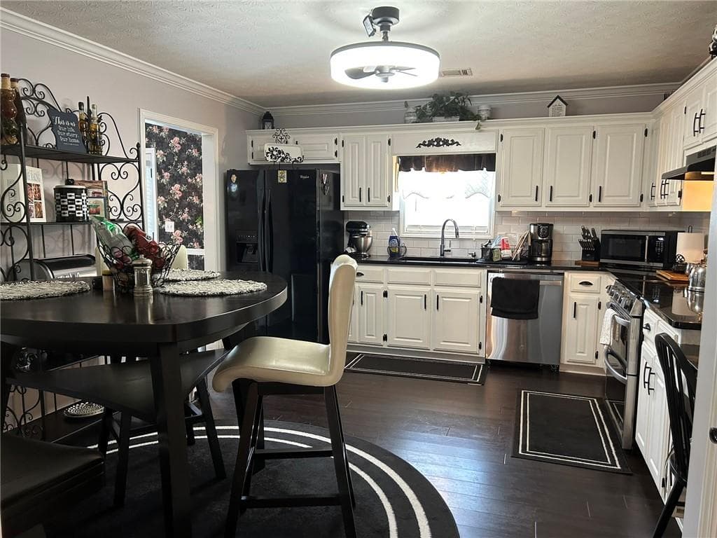 5 bedroom, 3 bathroom, 2,349 sq ft single family residence under contract at 4197 Wyndham Ridge Court, Buford, GA 30519 — photo 7