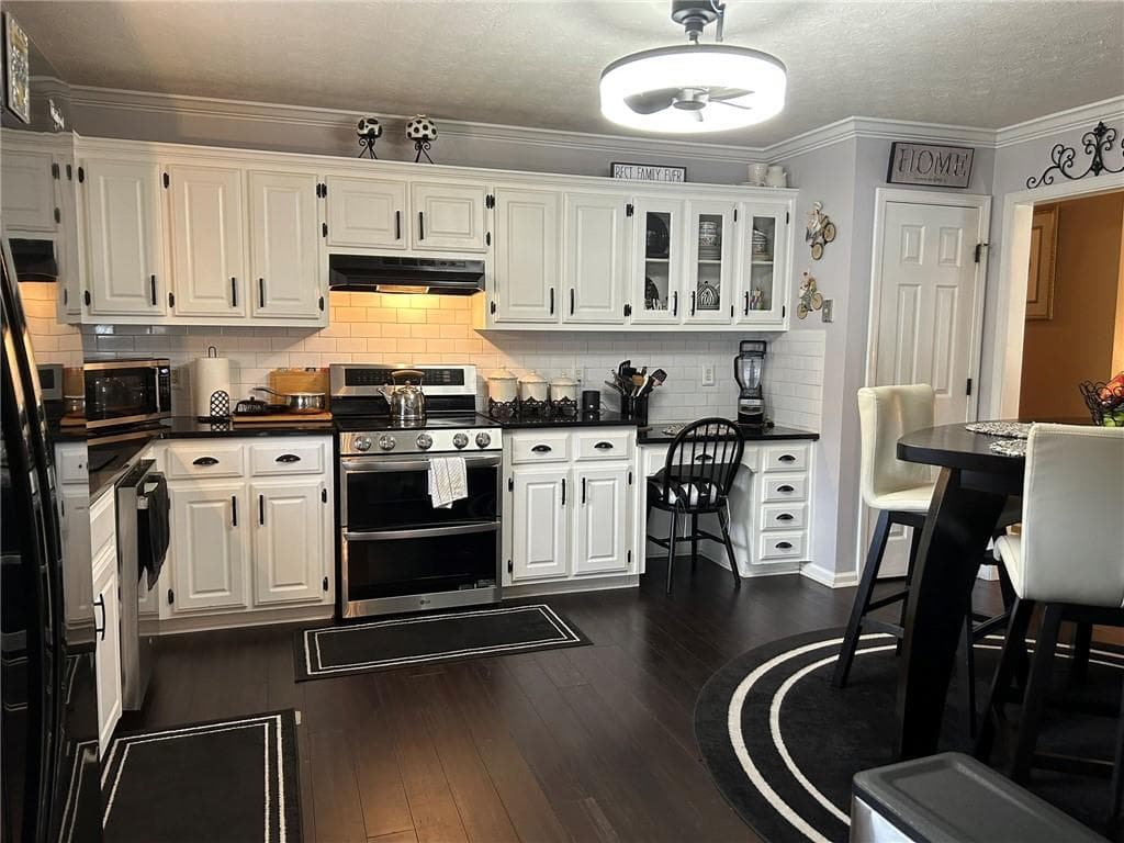 5 bedroom, 3 bathroom, 2,349 sq ft single family residence under contract at 4197 Wyndham Ridge Court, Buford, GA 30519 — photo 9