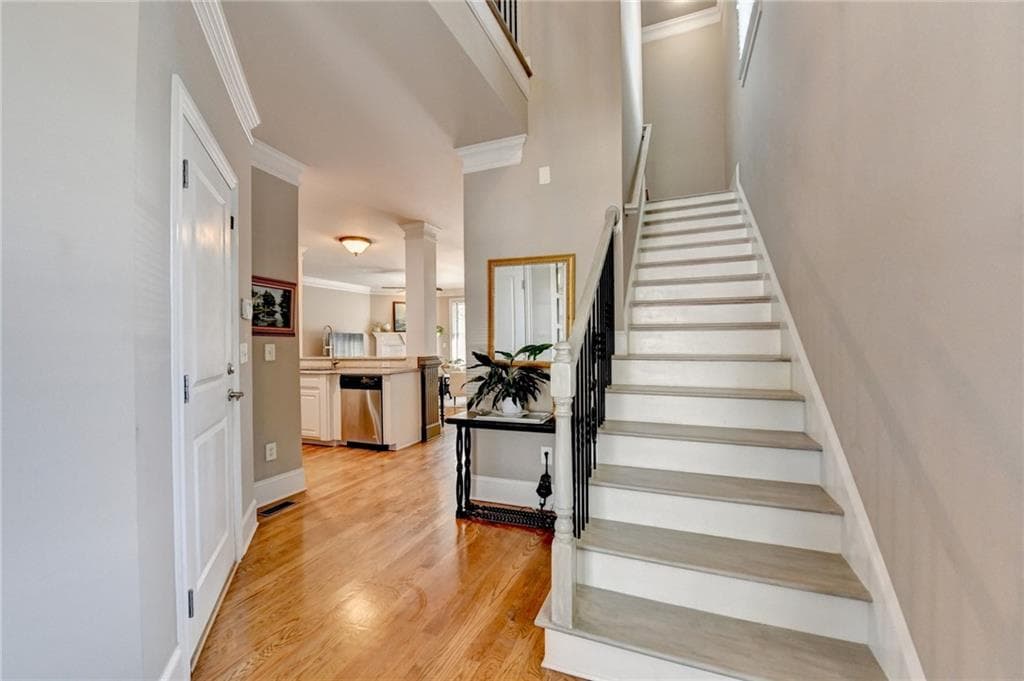 4 bedroom, 4 bathroom, 3,234 sq ft townhouse for sale at 5915 Vista Brook Drive, Suwanee, GA 30024 — photo 3