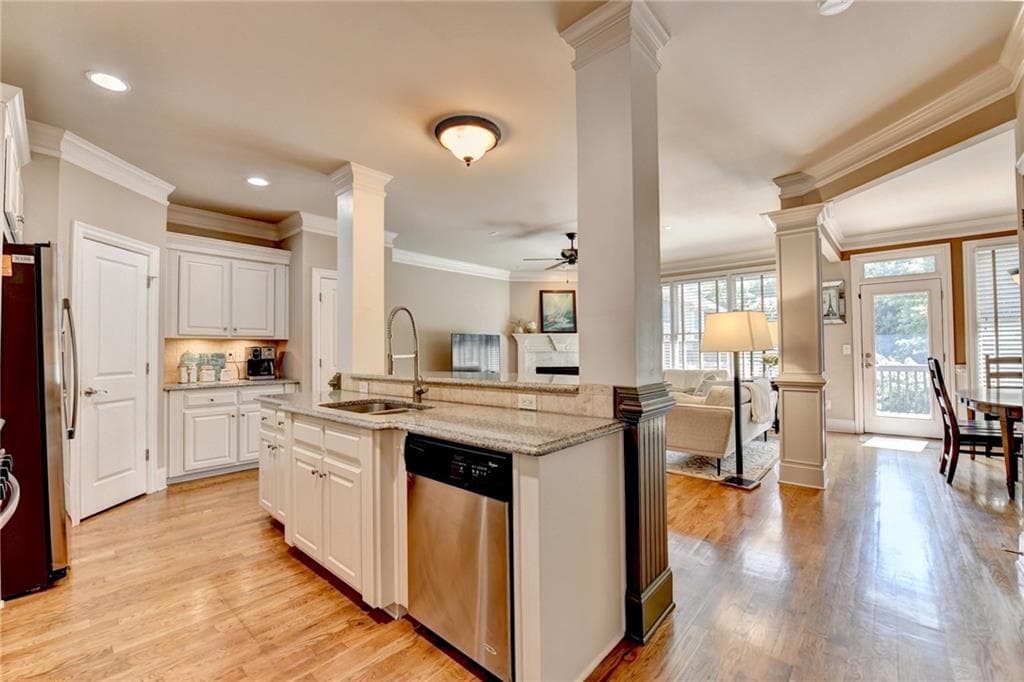 4 bedroom, 4 bathroom, 3,234 sq ft townhouse for sale at 5915 Vista Brook Drive, Suwanee, GA 30024 — photo 4