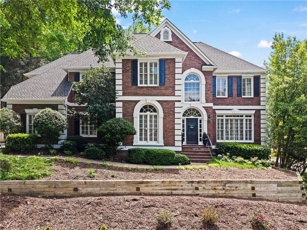 4 bedroom, 4 bathroom, 4,106 sq ft single family residence sold at 425 Abbeywood Drive, Roswell, GA 30075