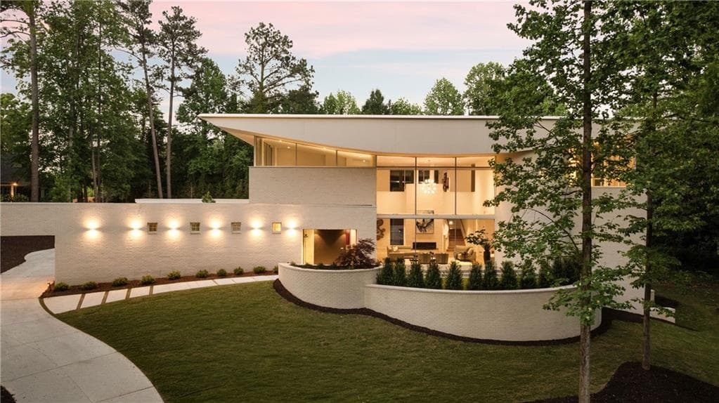 5 bedroom, 7 bathroom, 6,149 sq ft single family residence for sale at 3619 Ivy Road, Atlanta, GA 30342 — photo 2