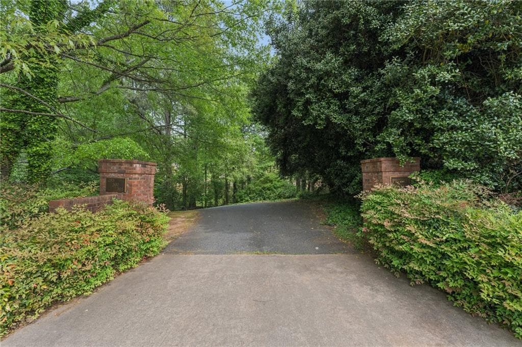 7 bedroom, 5 bathroom, 7,250 sq ft single family residence under contract at 305 Broadmeadow Cove, Roswell, GA 30075 — photo 3
