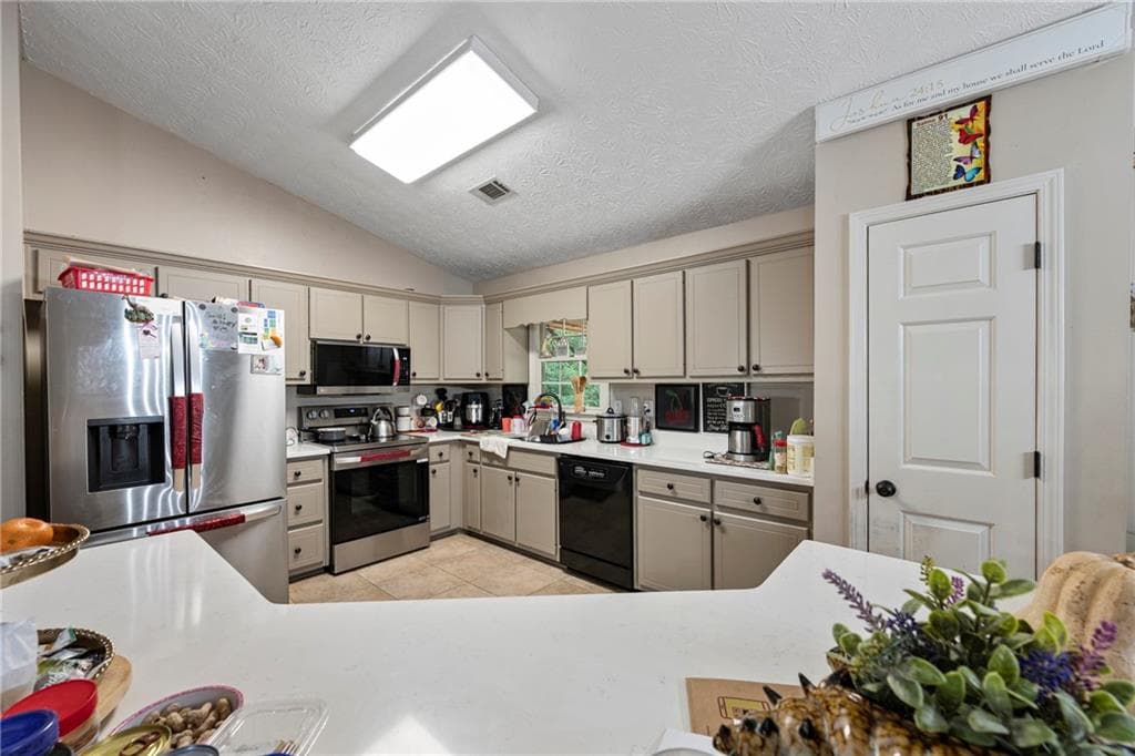 5 bedroom, 3 bathroom, 1,949 sq ft single family residence for sale at 143 Stoneview Drive, Hoschton, GA 30548 — photo 6