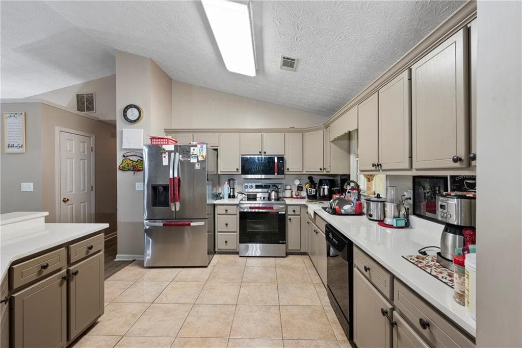 5 bedroom, 3 bathroom, 1,949 sq ft single family residence for sale at 143 Stoneview Drive, Hoschton, GA 30548 — photo 7