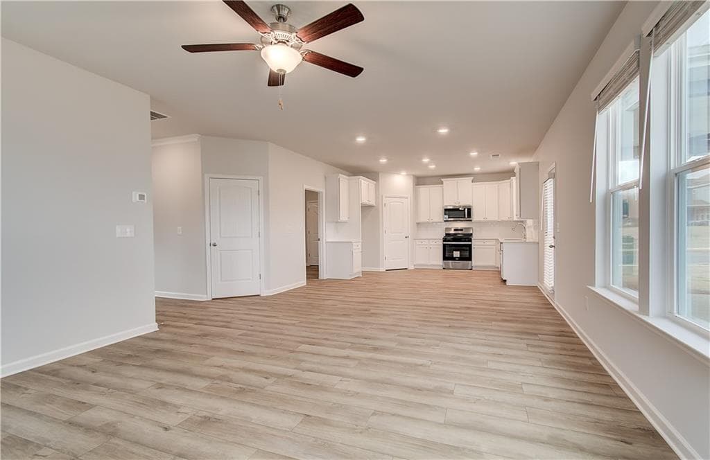 4 bedroom, 3 bathroom, 2,916 sq ft single family residence under contract at 295 Arnewood Circle, Mcdonough, GA 30253 — photo 9