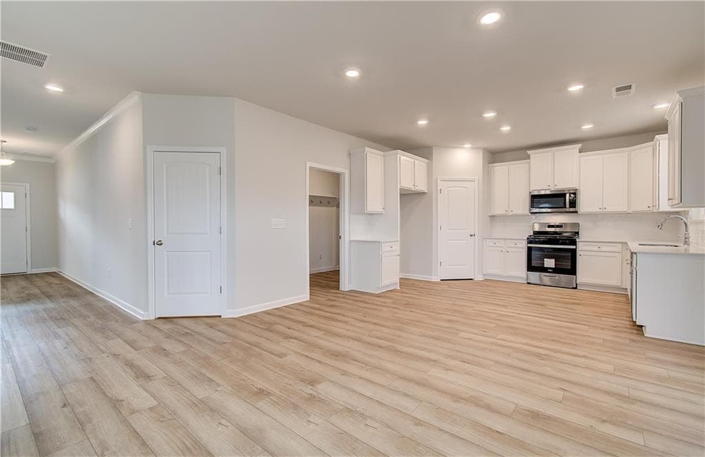 4 bedroom, 3 bathroom, 2,916 sq ft single family residence under contract at 295 Arnewood Circle, Mcdonough, GA 30253 — photo 10