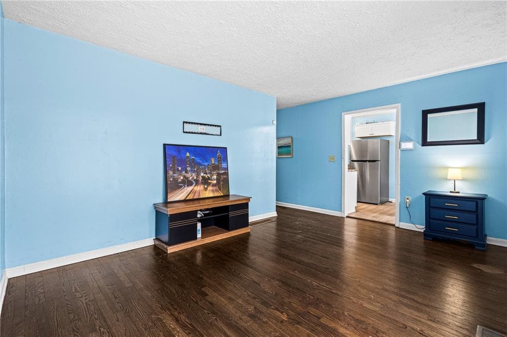 3 bedroom, 1 bathroom, 891 sq ft single family residence under contract at 1993 Akron Drive, Atlanta, GA 30315 — photo 3