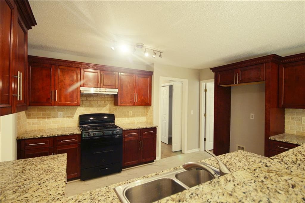 4 bedroom, 3 bathroom, 1,938 sq ft single family residence for sale at 1030 Soaring Drive, Marietta, GA 30062 — photo 3