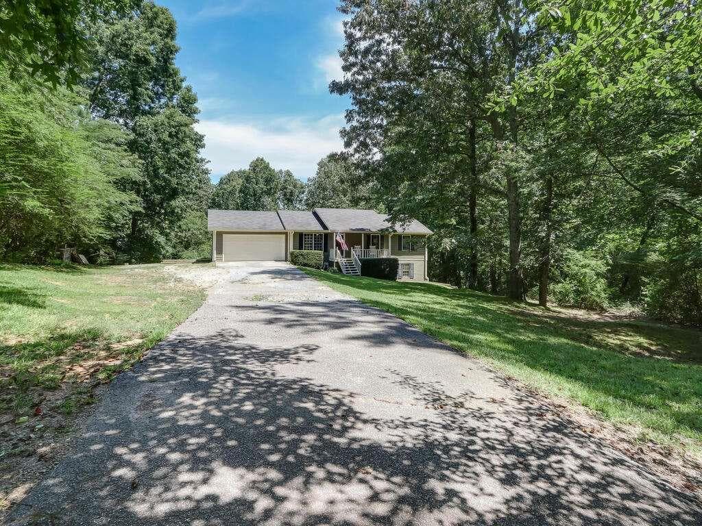 4 bedroom, 3 bathroom, 2,740 sq ft single family residence for sale at 5361 Hog Mountain Road, Flowery Branch, GA 30542 — photo 3