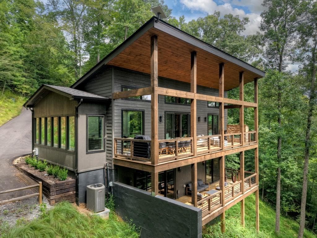 3 bedroom, 4 bathroom, 2,548 sq ft single family residence for sale at 271 Toccoa Preserve Court, Blue Ridge, GA 30513