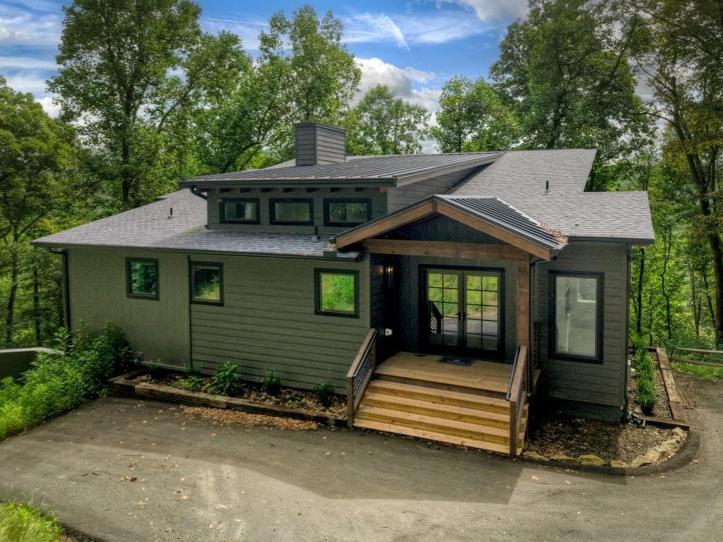 3 bedroom, 4 bathroom, 2,548 sq ft single family residence for sale at 271 Toccoa Preserve Court, Blue Ridge, GA 30513 — photo 4