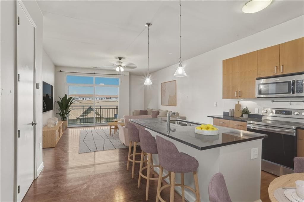 1 bedroom, 2 bathroom, 855 sq ft condominium for sale at 711 Cosmopolitan Drive 353, Atlanta, GA 30324 — photo 2