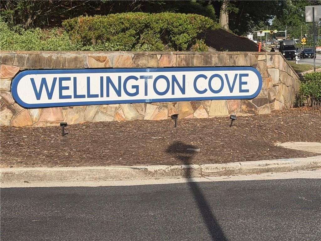 2 bedroom, 2 bathroom, 952 sq ft townhouse for sale at 2270 Wellington Circle, Lithonia, GA 30058
