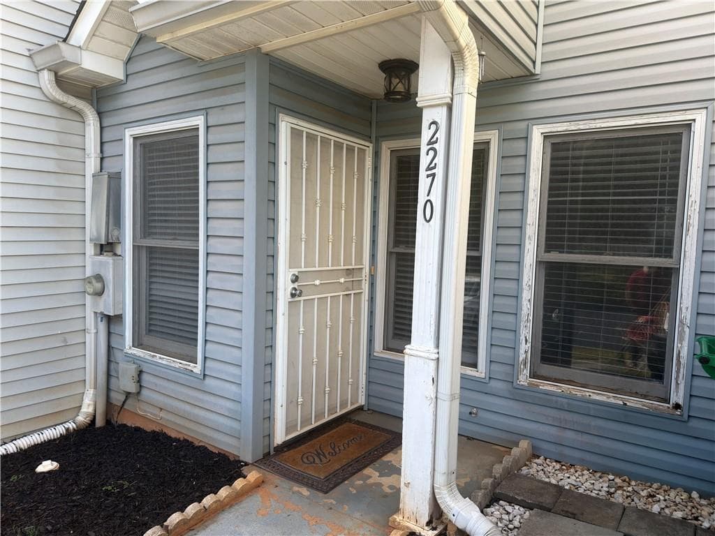 2 bedroom, 2 bathroom, 952 sq ft townhouse for sale at 2270 Wellington Circle, Lithonia, GA 30058 — photo 2