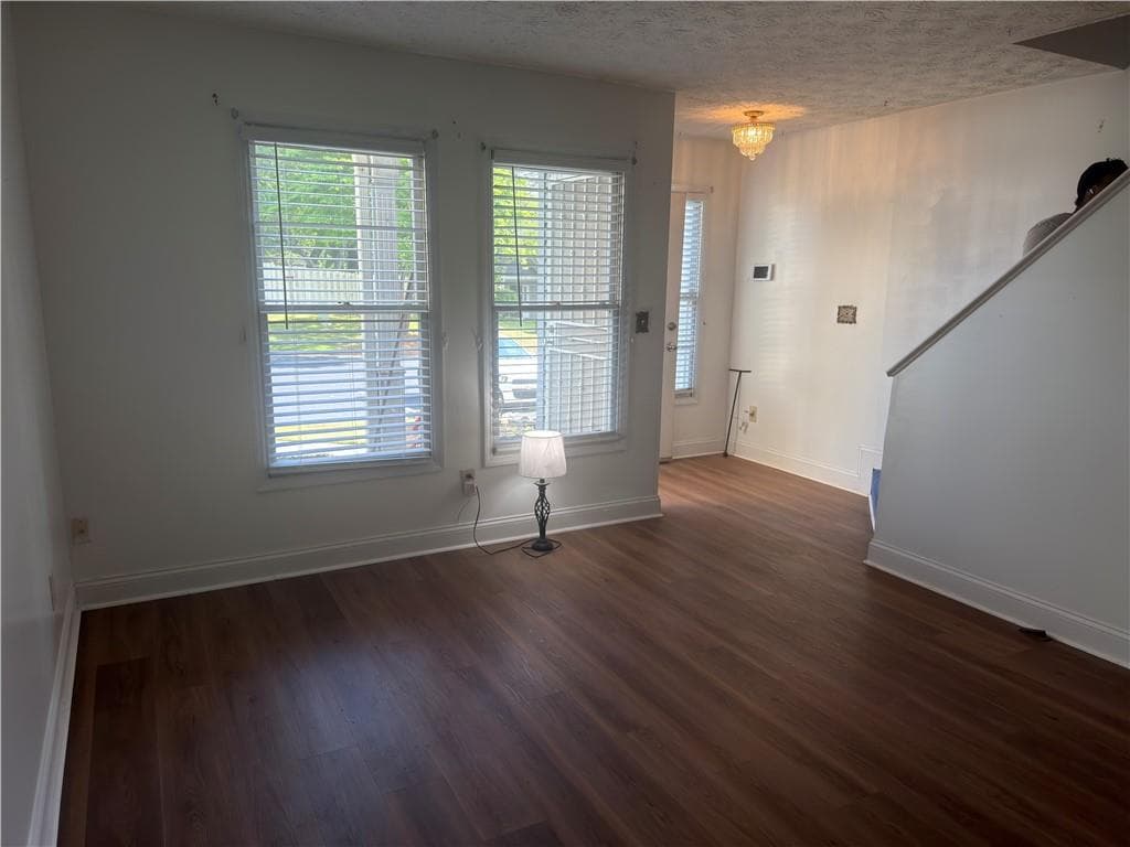 2 bedroom, 2 bathroom, 952 sq ft townhouse for sale at 2270 Wellington Circle, Lithonia, GA 30058 — photo 3