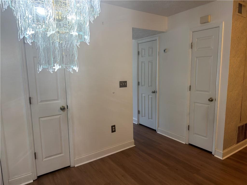 2 bedroom, 2 bathroom, 952 sq ft townhouse for sale at 2270 Wellington Circle, Lithonia, GA 30058 — photo 9