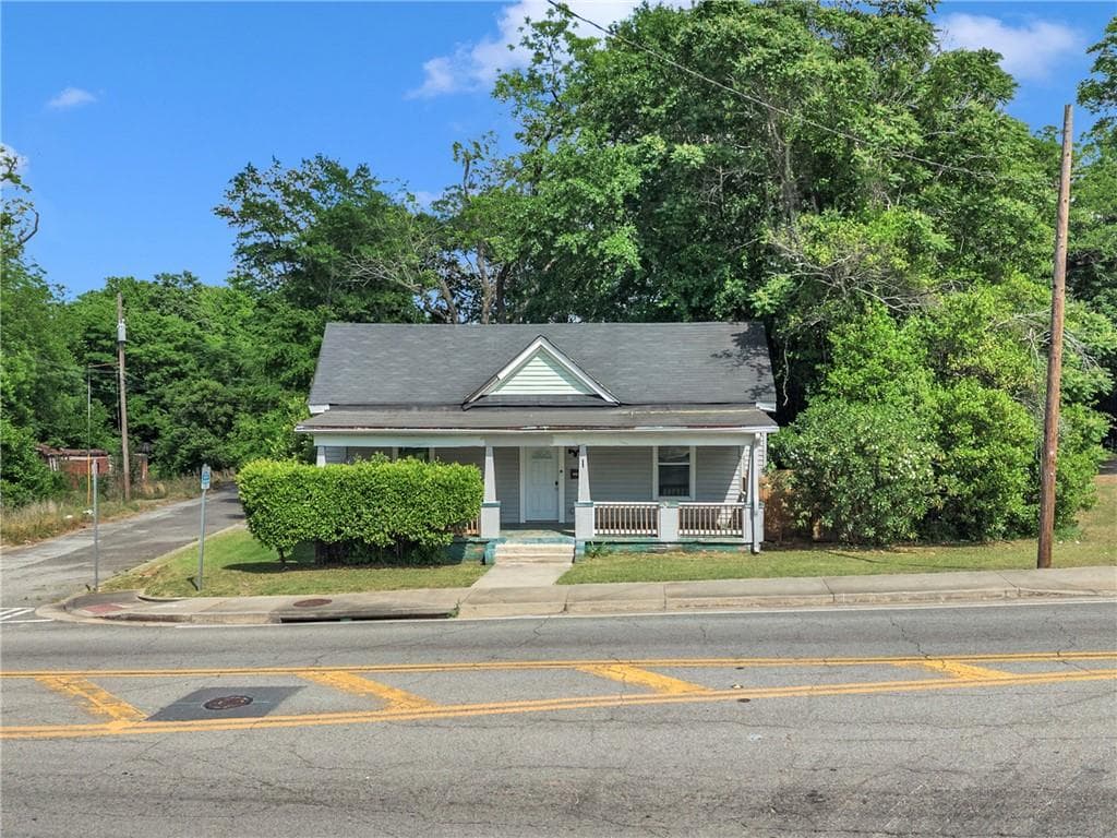 3 bedroom, 3 bathroom, 1,900 sq ft single family residence for sale at 2510 Houston Avenue, Macon, GA 31206