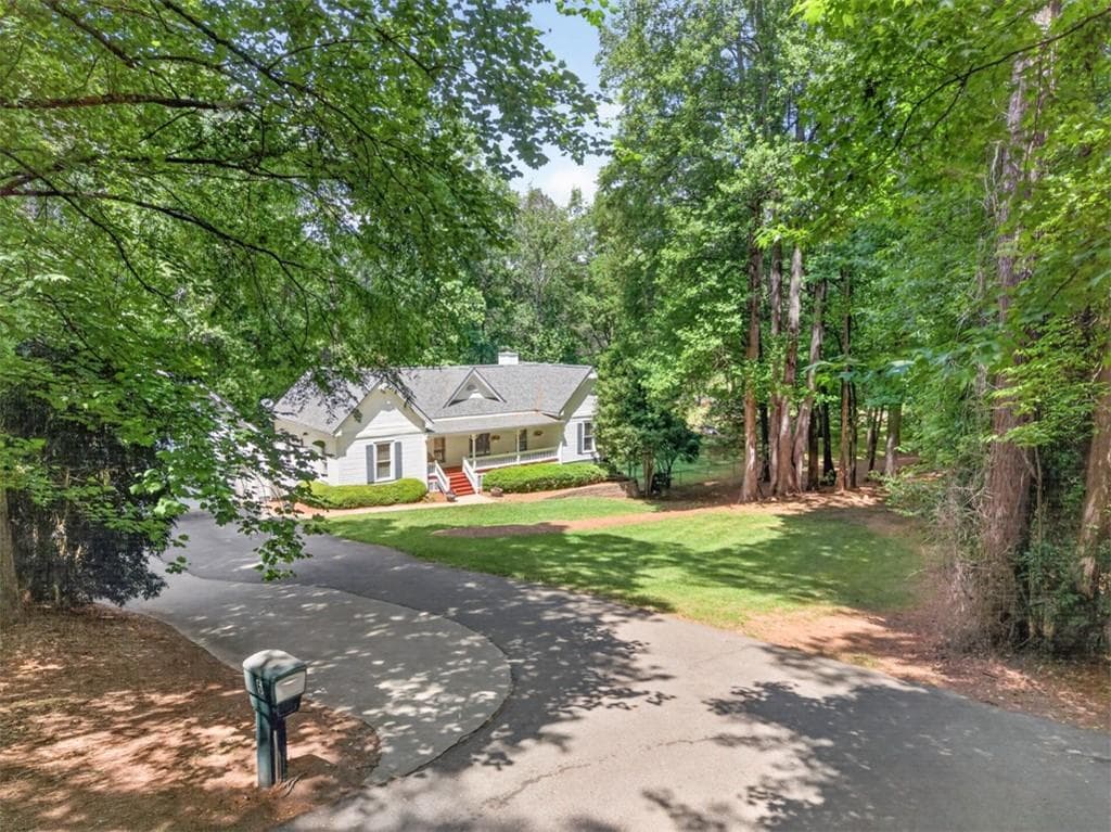 4 bedroom, 3 bathroom, 2,820 sq ft single family residence for sale at 6 Adella Lane, Jefferson, GA 30549 — photo 2