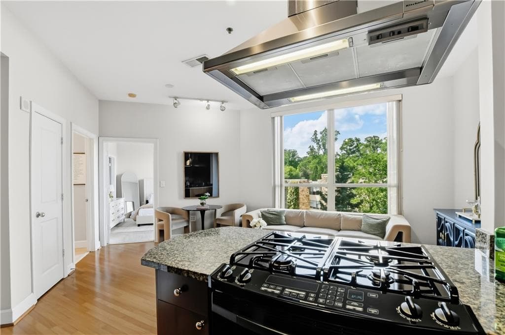 1 bedroom, 1 bathroom, 652 sq ft condominium for sale at 2626 Peachtree Road 606, Atlanta, GA 30305 — photo 10