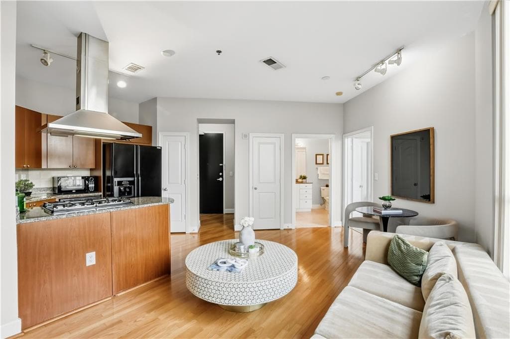 1 bedroom, 1 bathroom, 652 sq ft condominium for sale at 2626 Peachtree Road 606, Atlanta, GA 30305 — photo 3