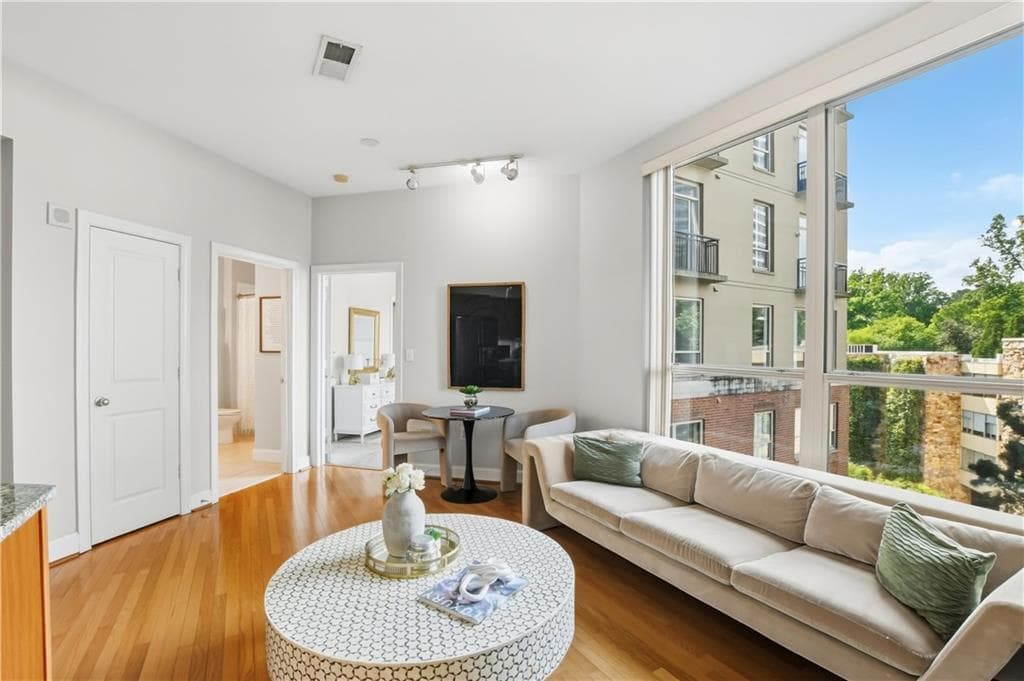 1 bedroom, 1 bathroom, 652 sq ft condominium for sale at 2626 Peachtree Road 606, Atlanta, GA 30305 — photo 4