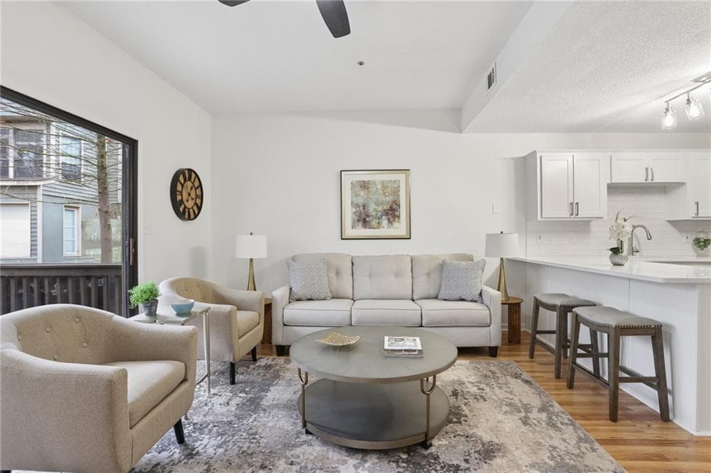 2 bedroom, 3 bathroom, 1,088 sq ft condominium under contract at 3042 Steeplechase, Alpharetta, GA 30004 — photo 2