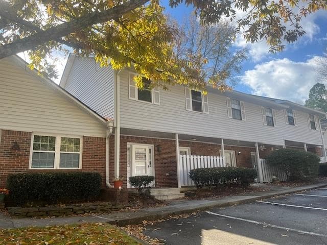 3 bedroom, 3 bathroom, 1,764 sq ft condominium sold at 5950 Wintergreen Road, Norcross, GA 30093
