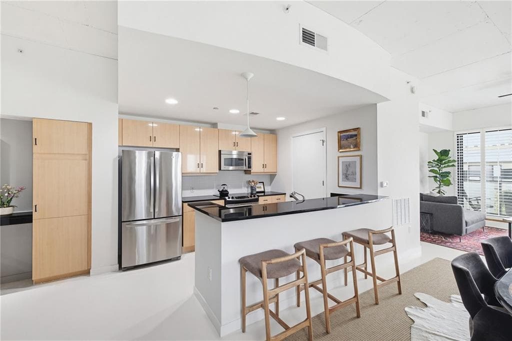 2 bedroom, 2 bathroom, 1,324 sq ft condominium for sale at 335 W Ponce De Leon Avenue 601, Decatur, GA 30030 — photo 2