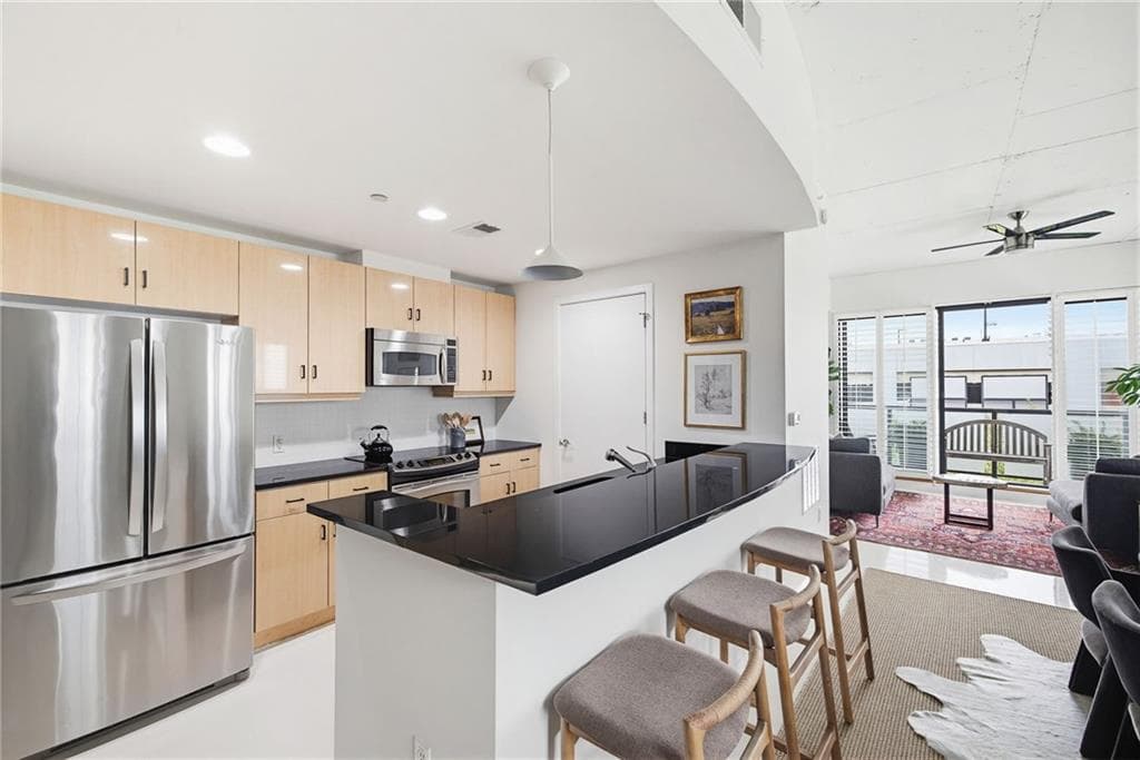 2 bedroom, 2 bathroom, 1,324 sq ft condominium for sale at 335 W Ponce De Leon Avenue 601, Decatur, GA 30030 — photo 3