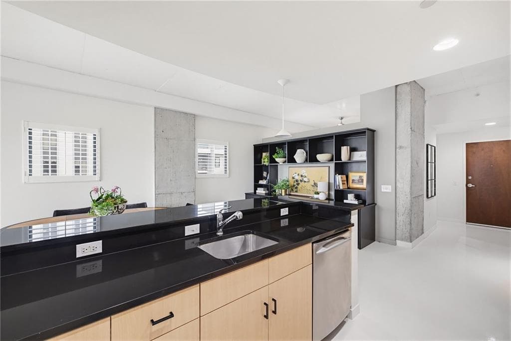 2 bedroom, 2 bathroom, 1,324 sq ft condominium for sale at 335 W Ponce De Leon Avenue 601, Decatur, GA 30030 — photo 4