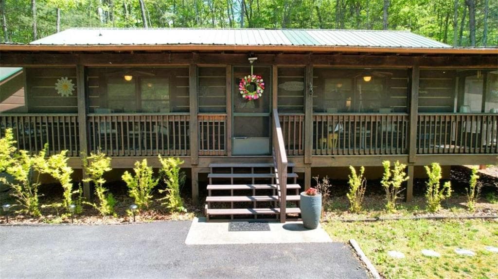 2 bedroom, 2 bathroom, 984 sq ft single family residence for sale at 210 Shade Tree Lane, Mineral Bluff, GA 30559 — photo 1 of 47