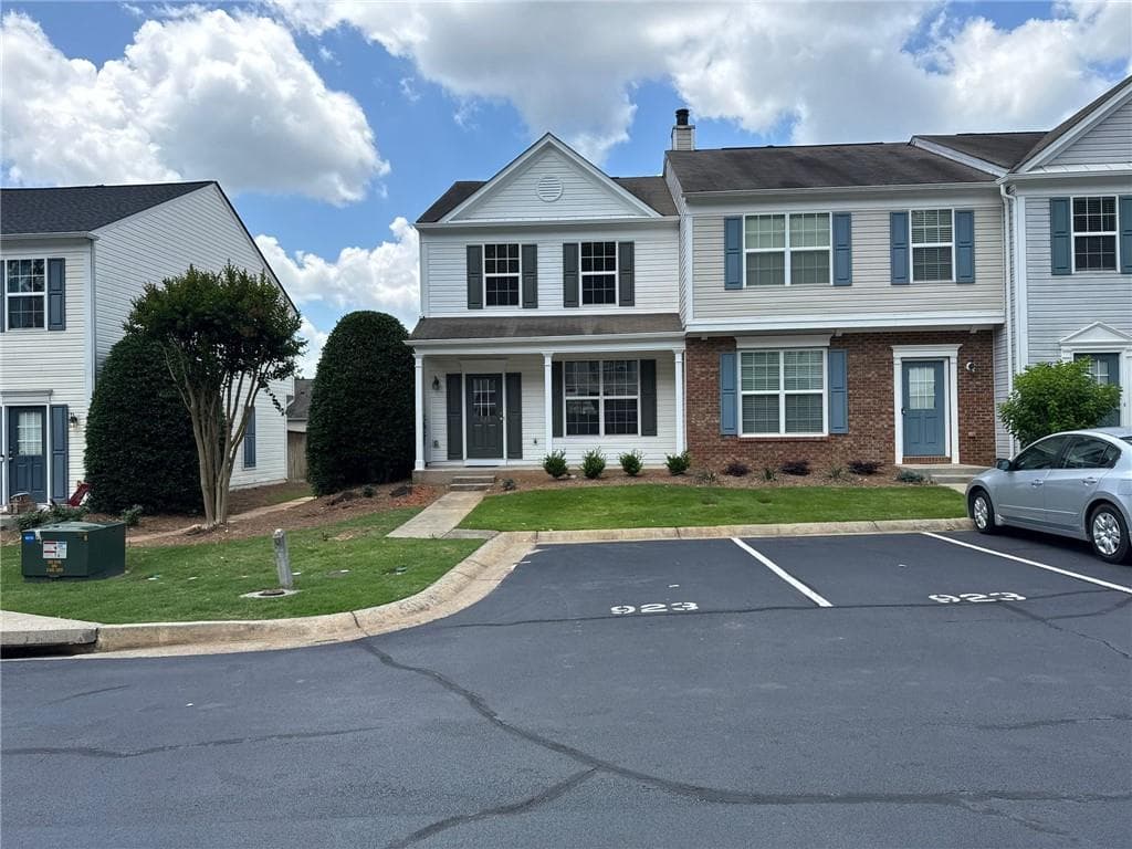 2 bedroom, 3 bathroom, 1,240 sq ft townhouse for sale at 923 Prestwyck Court, Alpharetta, GA 30004