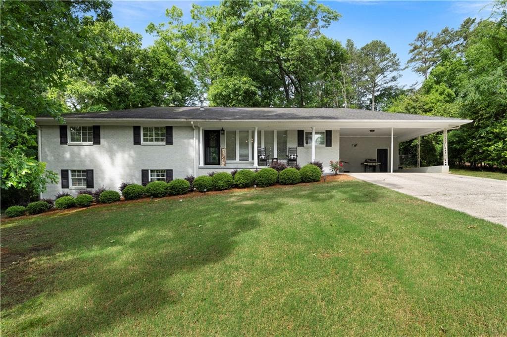 4 bedroom, 2 bathroom, 2,442 sq ft single family residence for sale at 212 Sherwood Drive, Calhoun, GA 30701 — photo 2