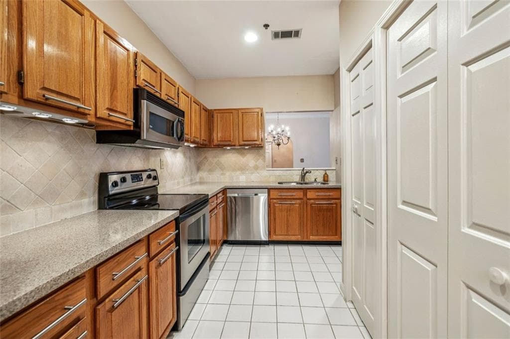 2 bedroom, 2 bathroom, 1,399 sq ft condominium for sale at 2499 Peachtree Road 406, Atlanta, GA 30305 — photo 6