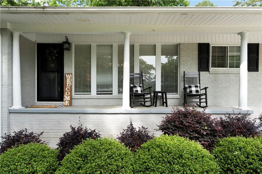 4 bedroom, 2 bathroom, 2,442 sq ft single family residence for sale at 212 Sherwood Drive, Calhoun, GA 30701 — photo 3
