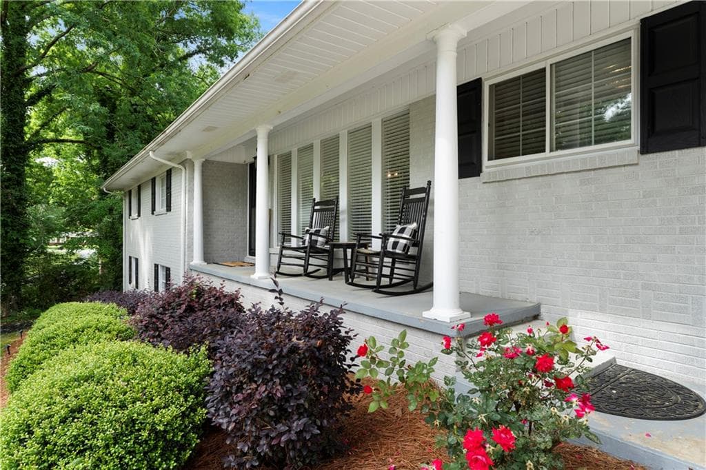 4 bedroom, 2 bathroom, 2,442 sq ft single family residence for sale at 212 Sherwood Drive, Calhoun, GA 30701 — photo 4