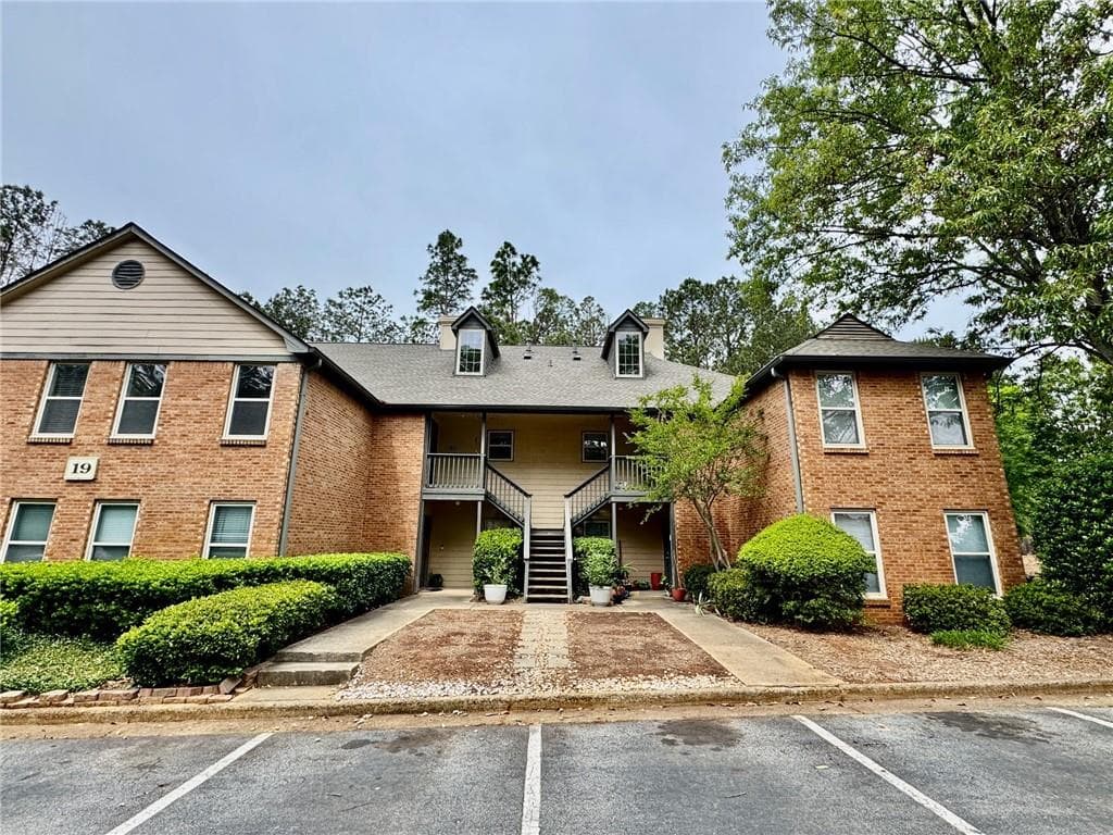 2 bedroom, 2 bathroom, 1,265 sq ft condominium under contract at 1911 Barrow Way, Duluth, GA 30096