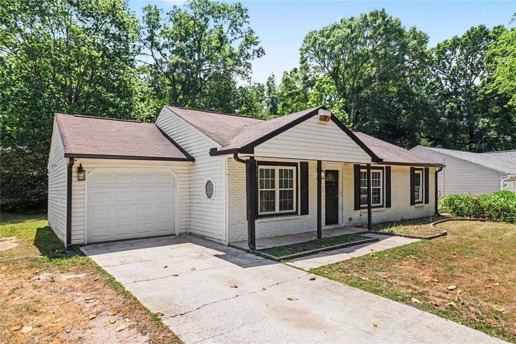 4 bedroom, 2 bathroom, 1,342 sq ft single family residence for sale at 627 Towngate Boulevard, Jonesboro, GA 30238 — photo 2